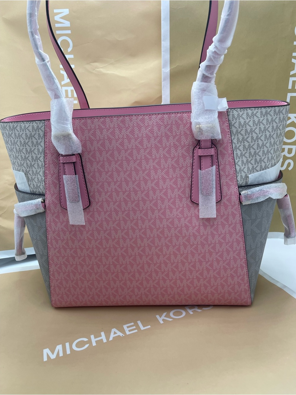 MICHAEL KORS Voyager Lg Color-Block Signature Logo TZ EW Shoulder Tote
Carnation - Picture 7 of 16